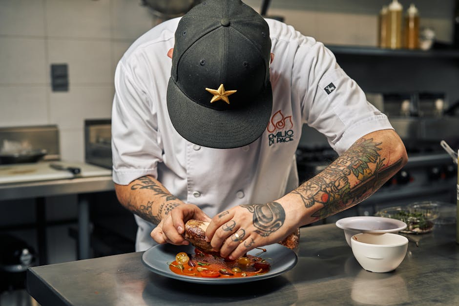 Chef che impiattano con cura in una cucina professionale