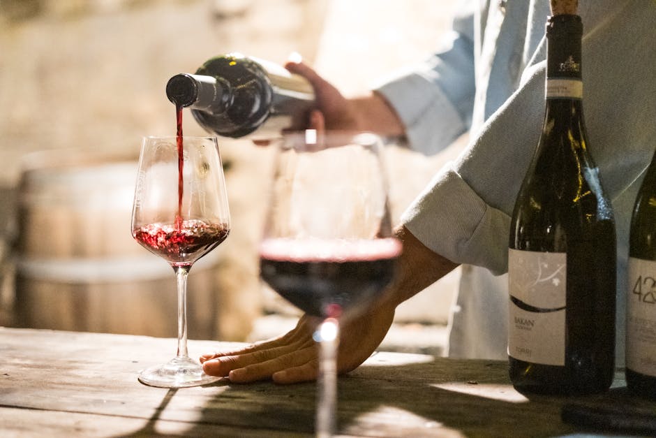 Sommelier che versa del vino rosso